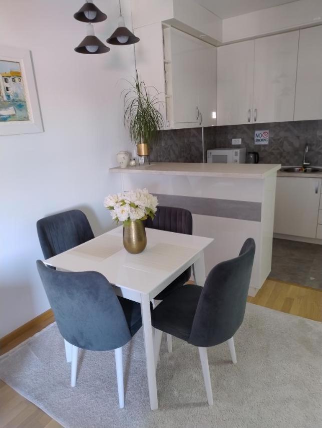 Lovely Apartment - Ljupki Stan พอดโกริกา ภายนอก รูปภาพ