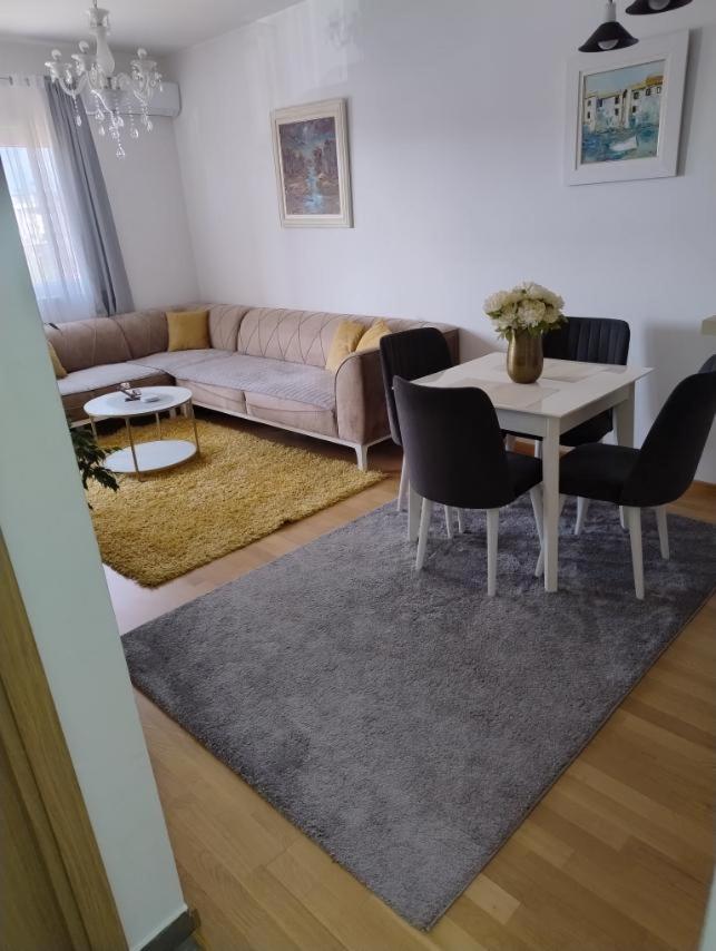Lovely Apartment - Ljupki Stan พอดโกริกา ภายนอก รูปภาพ